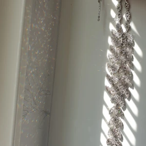 Halsband Glitter - 🌸FÖRST TILL KVARN!🌸 Slutsåld vacker halsband från Glitter. En av mina favoriter. Elegant & glittrar så himla mycket😍 Har använt 2 ggr, fint skick! Säljer 150 kr + frakt🌷 Vill bli av med ASAP!