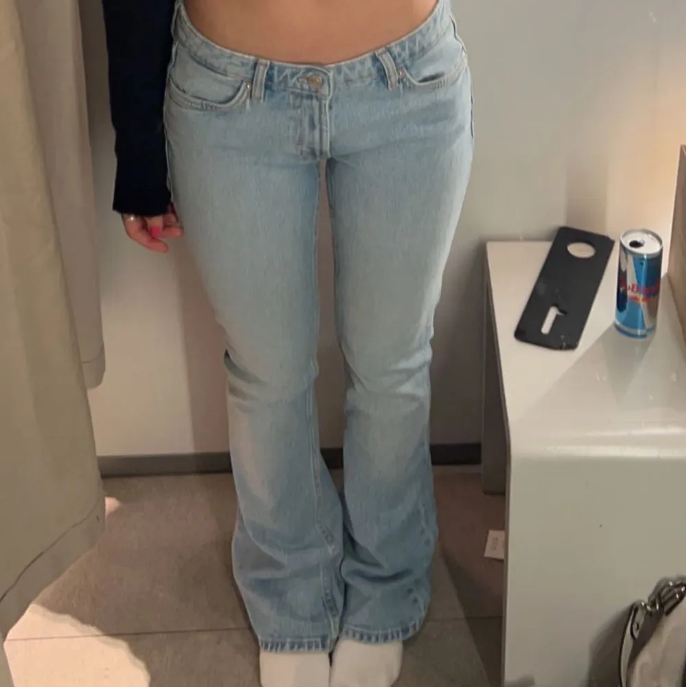 Säljer dessa fina lågmidjade jeans från zara som jagbhar använt 2 ggr men tycker inte dom är min stil💕ny pris: 399kr. Jeans & Byxor.