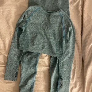 Grönt träningssett - Super snyggt grönt träningsset som tyvärr kommer till för lite användning, hela setet: 200, en del: 120