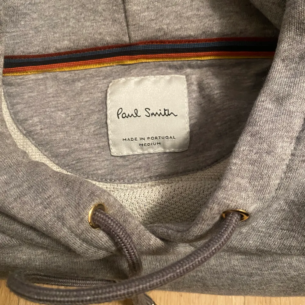 Säljer denna ursnygga Paul Smith hoodien med coolt tryck på ryggen. Köpt för drygt 3000kr och är i mycket fint skick.💙 Skulle säga att både killar och tjejer kan bära hoodien beroende på hur man vill att den ska sitta. Priset går att diskutera. Hoodies.