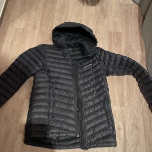 peak performance jacka  - bra skick, en litet hål på armen som jag har satt fast en eltejp över. 