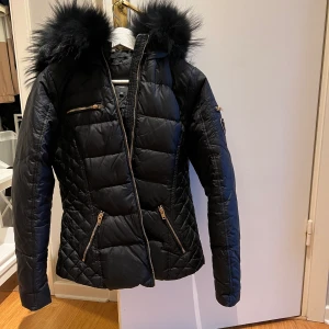 Rockandblue jacka dam strl 38 - Säljer min Rockandblue jacka i storlek 38, den är i princip som ny då den bara är använt ett fåtal gånger 