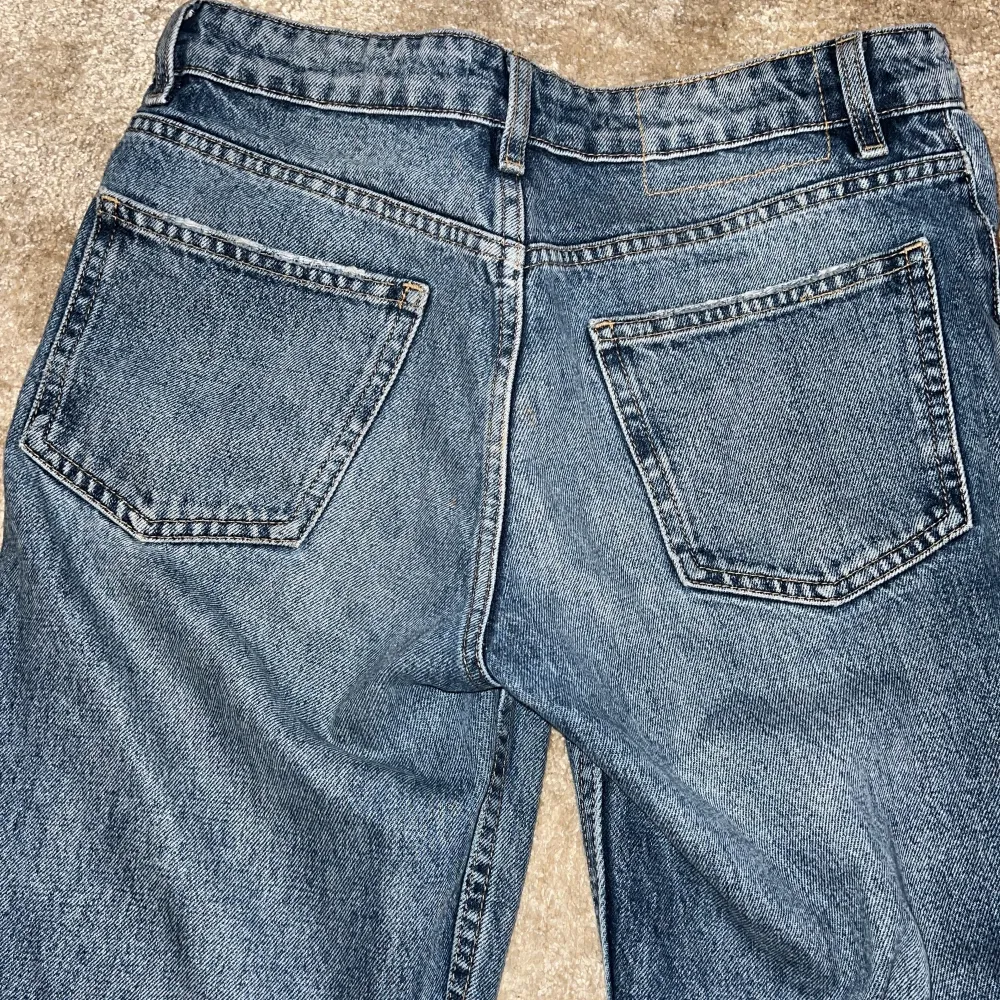 Säljer dom för att dom inte riktigt är i min stil❤️dom är low waist str:36 använda några gånger men i super bra skick. Jeans & Byxor.