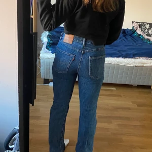 Levisjeans  - Sjukt snygga mörkblå Levis jeans med lite lägre midja. Älskar älskar dem men de är tyvärr lite för stora i midjan. 