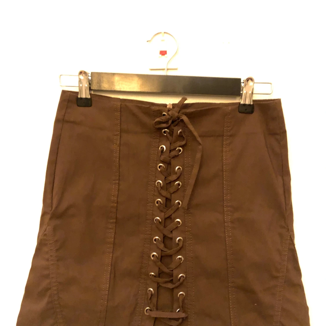 Kort brun kjol med snörning