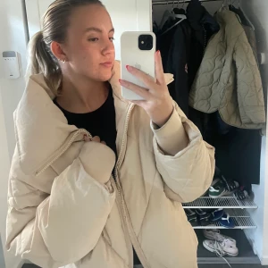 Höst/vinter jacka   - Säljer min off white/beiga Zara puffer jacket. Man får plats med tjock tröja under tycker personligen att den är tillräckligt varm för att ha på höst och vinter, pris kan diskuteras 💖 skriv för mer bilder eller andra frågor 