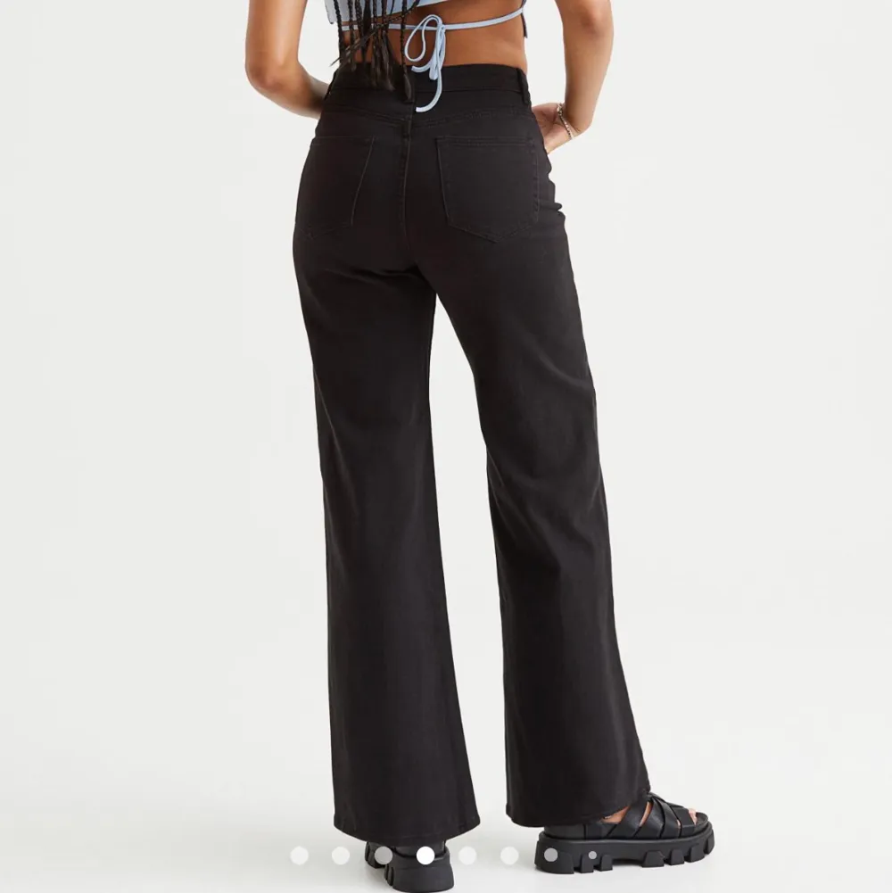 Svarta vida byxor ifrån H&M använda 2 gånger då dem inte kommit till användning. Mycket bra skick, storlek XS/32. Jeans & Byxor.