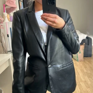 Skinn kavaj - Snygg svart kavaj i bra skick ❤️