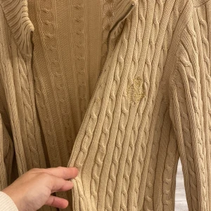 Ralph lauren tröja - Säljer en Ralph lauren tröja. Ny skick, finns inga skador på tröjan heller och köparen står för frakten 