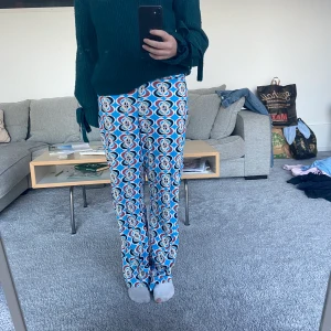 Trendiga byxor från Zara - Helt nya byxor med skönt material. Köpta för 350 kr. Säjer för 150, frakt ingår inte!