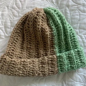 Virkad beanie - Handgjord mössa med grönt och brunt garn. Jättebra till hösten och passar till allt