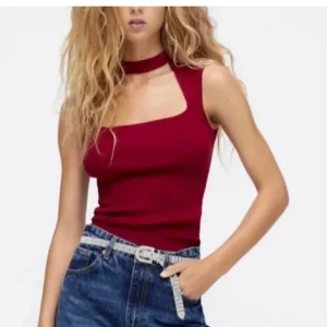 Populär tröja zara❤️ - Säljer denna populära toppen från zara, den är i bra skick och har inga defekter. Dom två första bilderna är lånade, skriv för fler bilder eller funderingar❤️