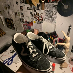 Svarta vans - Helt vanliga svarta vans använda max 2 gånger, så i nyskick!! Hör av er vid intresse och tryck ej på köp nu!! 