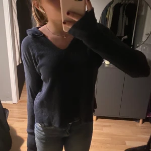 Stickad hoodie - Säljer min superfina typ stickade hoodie från brandy Melville då den ej kommer till användning. Svårt att förklara materialet men skulle säga att den typ är lite finstickad. Använd fåtal gånger. Köparen står för frakt!💕