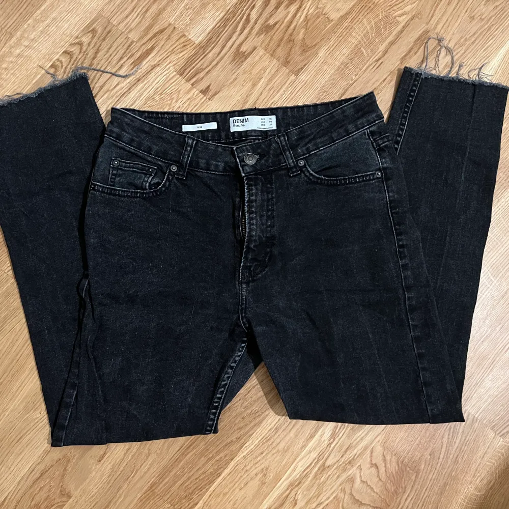 Ett par slim fit denim svarttvättade jeans från Bershka😍sitter som en smäck. Jeans & Byxor.