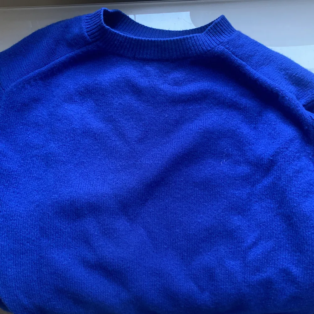 Kornblå stickad tröja i super bra skick!:). Stickat.