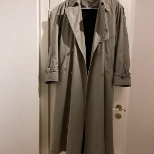 Retro Trenchcoat med avtagbar fodring av äkta mink. Jag köpte den på tradera men tyvärr passa den inte mig så jag får ta och sälja den vidare till någon annan. Den är väldigt fin och av bra kvalitet. Den är från mycket äldre dar därav retro