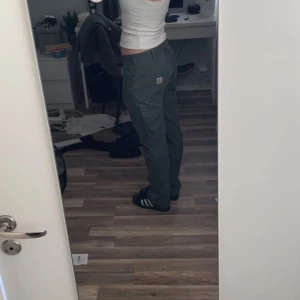 carhartt byxor  - Säljer dessa bekväma och snygga relaxed fit carhartt byxor köpta på second hand! köpte de för ca 750kr!! säljer då dessa då de är lite för stora för min smak! jag är ungefär en storlek S, så passar nog  och S, M 