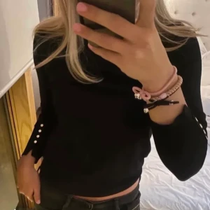 Zara tröja  - Säljer denna svarta stickade tröja från zara, knappt använd. Säljer då jag behöver pengarna! 😊