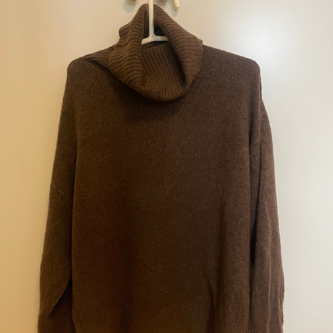Brun stickad tröja  - 91