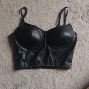 Skinn top / korsett - Skinn topp med formpressade kupor  Resor i midjan st S  