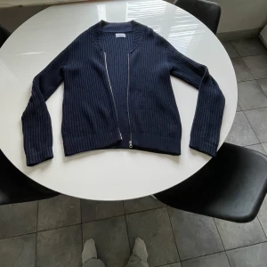 our legacy tröja  - mörkblå zip tröja från our legacy u storlek XL/52. ett litet hål som är ihopsytt (se sista bilden) 