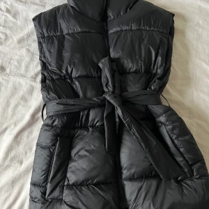 Oversized puffe väst - Oversized puffer väst, köpt förra året från HM. Den är väldigt fin och lyxig. Använt 3-4gånger. Storlek Xs.