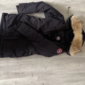 Canada goose dam - Säljer nu min äkta canada goose jacka Stl xxs men passar som xs-s Fint skick Äkta päls såklart Hämtas i Eskilstuna eller skickas spårbart