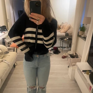 Abrand Jeans - Superfina ljusblå jeans ifrån Abrand. Sitter väldigt bra och skönt! Endast använda 1 gång då jag har liknande andra💘 väldigt snygg passform! Priset kan diskuteras! Nypris: 1100kr  Skriv för fler bilder om längd osv! 