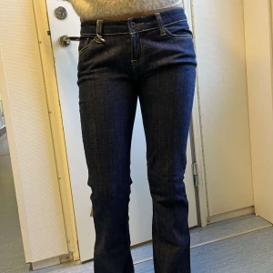 Jeans - Jättefina jeans, knappt använda i jättefint skick. Säljer pga för små för mig! Pris kan diskuteras😍