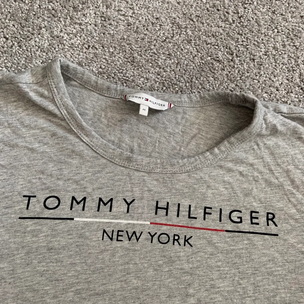 Ljusgrå t-shirt från Tommy Hilfiger. Endast provad. . T-shirts.