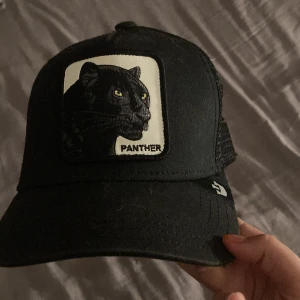 goorin bros panther keps. - säljer min goorin bros keps som är i jätte bra skick bara använd ett par gånger anledning till att jag säljer den är att den inte passar min stil längre. kontakta för mer information eller via intresse av att köpa (bara att ställa frågor 😇)