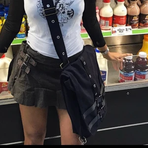 Väska - Väska köpt från @5.o9am på instagram, lånad första bild! Några av metallgrejerma har lossnat och någr sitter löst. Bandet är 120cm. 33cm X 28cm X 9cm