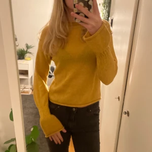 Höst tröja - Snygg höst tröja i orange färg, med fina arm detaljer. Den är väldigt skön och fin stickad och finns inga tydliga defekter. Perfekt för hösten! ❤️
