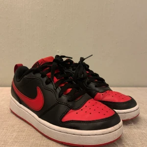Nike borough strl 37 - Säljer mina Nike borough sneakers som är köpta för ungefär ett år sen men varsamt använda ändå. Dem är lite creaseade men annars är dem i väldigt bra skick. Skriv för mer info/bilder💜