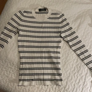 Tajt långärmad tröja  - En snygg långärmad tröja som sitter jätte fint på kroppen😊