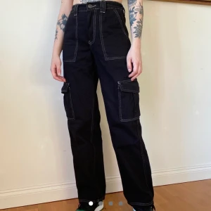 Urban outfitters BDG pants - Svarta cargo/workwear byxor från BDG  Storlek W24 L32  Endast provade   Original pris 850kr  Pris kan diskuteras ☺️