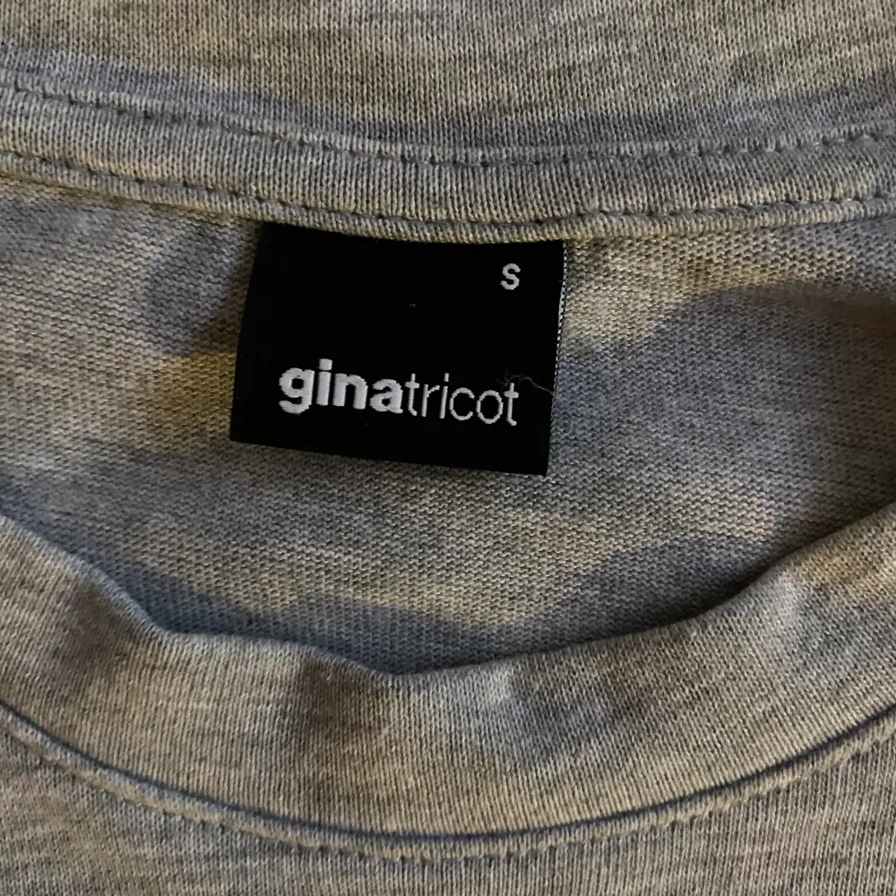 En jättefin kroppad t-shirt från Gina Tricot🤍🖤 har inte använt så mycket (ca. 3-4 gånger) och i fint skick🤍🖤 strl. S🤍🖤 75kr men kan diskuteras🤍🖤 köparen står för frakten🖤🤍. T-shirts.