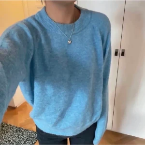 Zara tröja - Säljer min blå tröja från Zara, den är som ny eftersom den inte kommit så mycket till användning☺️ Orginal priset på tröjan är 399kr. Lånad bild!