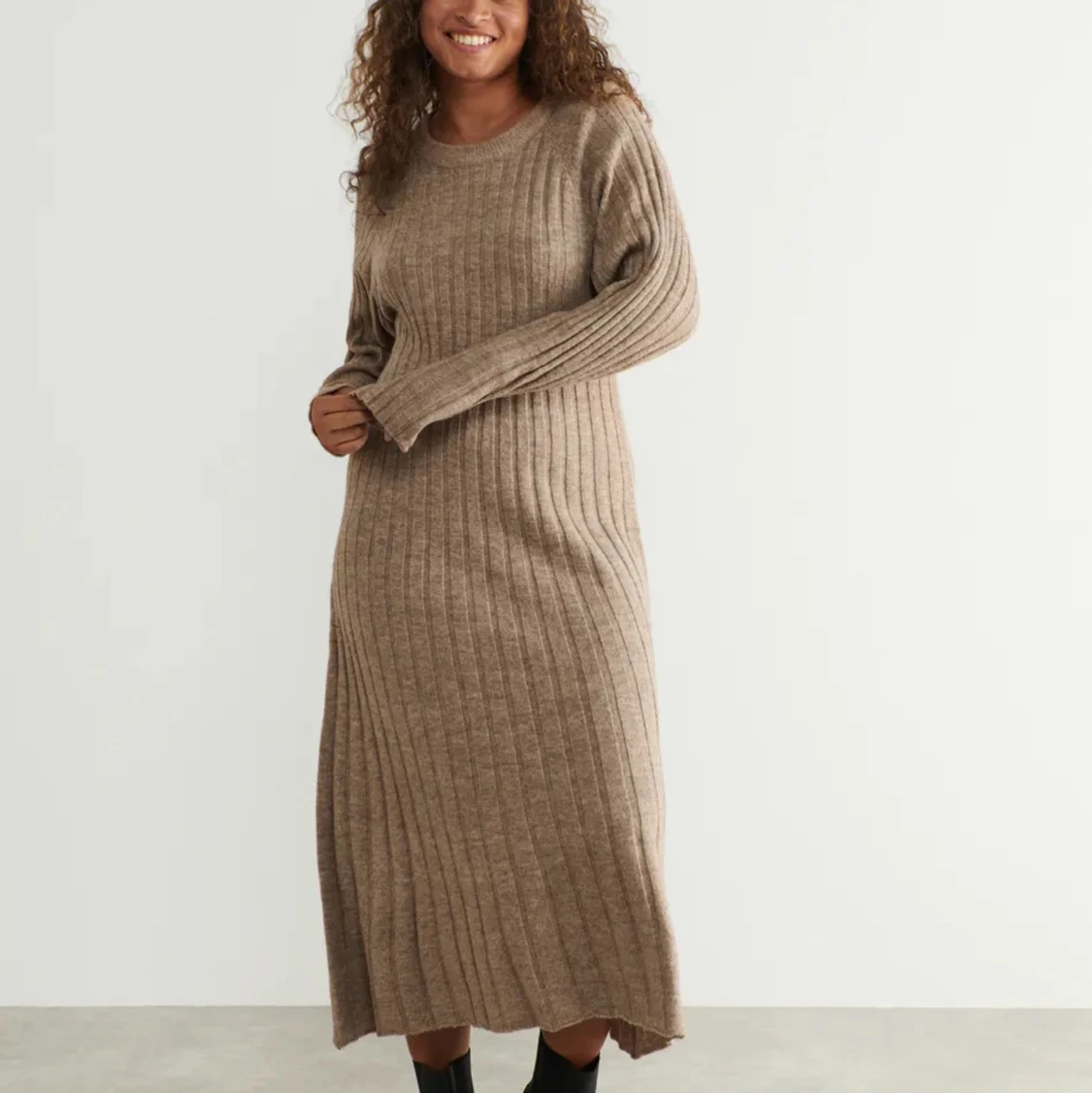 Stickad klänning Gina Tricot