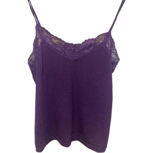 Lila linne med spetskant - !kontakta mig vid intresse av köp! Supersnyggt linne med spetskant i begagnat skick. Strl M men passar mig som vanligtvis har L eller ibland XL i toppar 