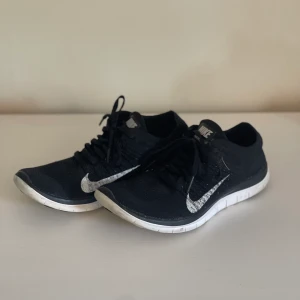 Nike träningsskor - Säljer dessa träningsskor från Nike i storlek 37,5. Har använt de ett par gånger men ser forfarande helt nya ut. 
