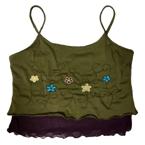 soft grunge linne - Super fint croppat linne med broderade blommor på. Verkar vara i M/L (lappen är bortklippt) Gott skick och passar mig lite tight som har L i överdelar