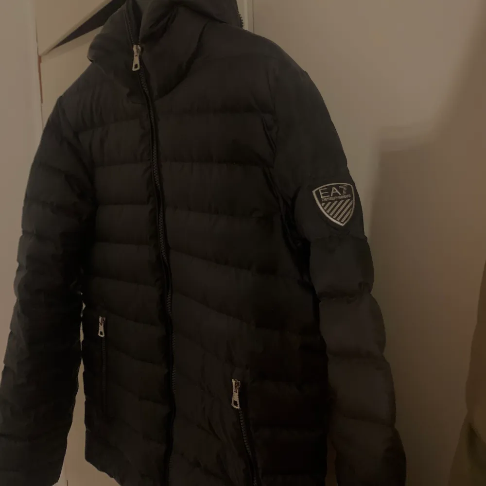 Armani EA7 Dunjacka strl M. Herr jacka Orginalpris - 1800. Mitt pris 750 kr. Perfekt nu till höst och vinter. 😎. Jackor.