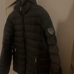 Armani  - Armani EA7 Dunjacka strl M. Herr jacka Orginalpris - 1800. Mitt pris 750 kr. Perfekt nu till höst och vinter. 😎