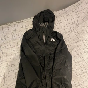North Face Vind Jacka - En jacka från The North Face, dragkedja kan vara lite krånglig men funkar, annars är jackan i bra skick. Köpt för 1100