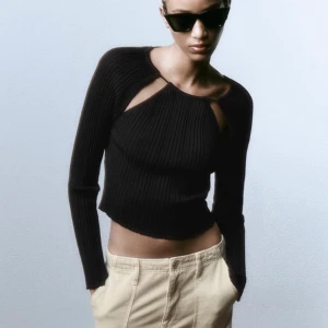 Topp - Väldigt snygg svart stickad topp ifrån zara. Säljer då jag inte tycker den sitter snyggt på mig. Helt oanvänd med alla lappar kvar ☺️