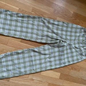 Byxor från Collusion  - Byxor från collusion i stl 26’ (passar mig som är 165). Knappt använda, jättebra skick.