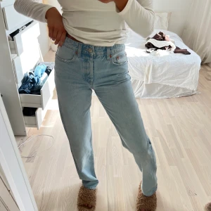 Zara jeans - Snygga jeans ifrån zara som tyvärr inte kommit till användning, perfekt i längden på mig som är ungefär 161 cm🫶🏻