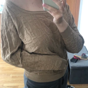 Guess tröja  - Perfekt skick. Har aldrig använt, endast prövat. 🌸🌸Köptes för ca 1000kr.  Märke: guess 